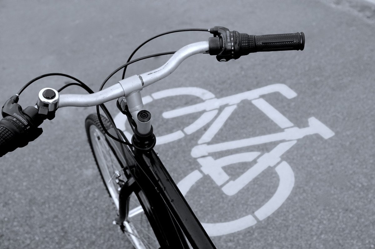 Amsterdam Testa Com Bicicletas A Circular Junto Aos Carros