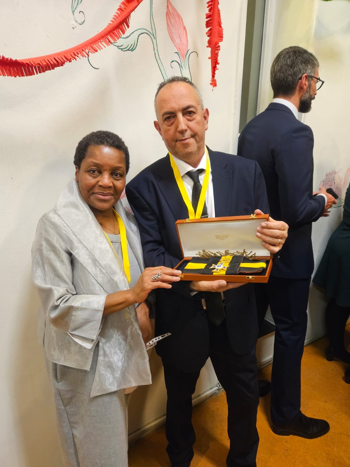 Direção da APA com a Medalha de Mérito